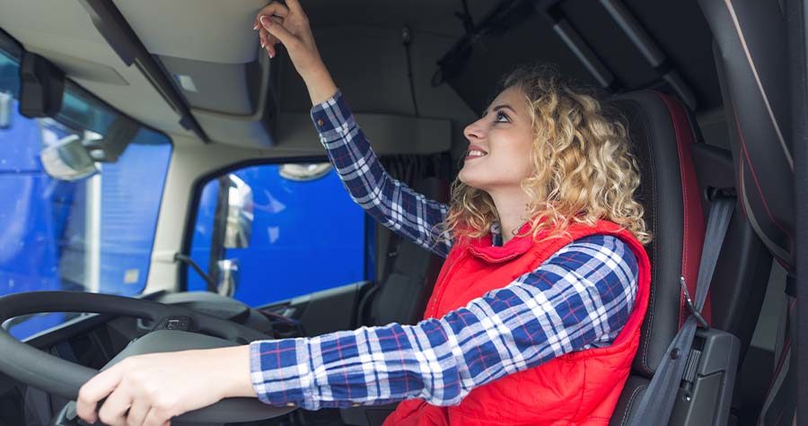 mulher motorista operando um disco tacógrafo